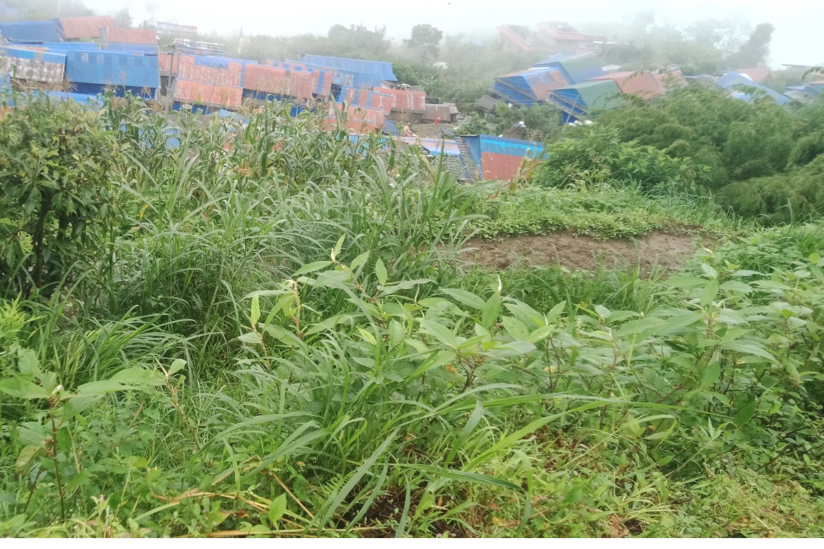 जमिन भासिन थालेपछि खाली गराइँदै गाउँ, सुरक्षित स्थानको खोजीमा बासिन्दा